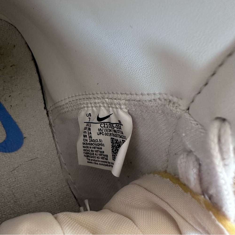 Nike White Blazers - Picture 5 of 9